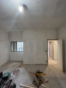 La chambre principale, après la pose de l'enduit et avant la peinture