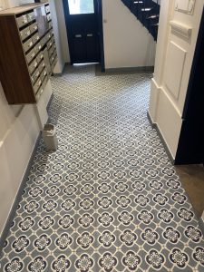 Hall d'entrée fini, à la fin du chantier de rénovation des parties communes